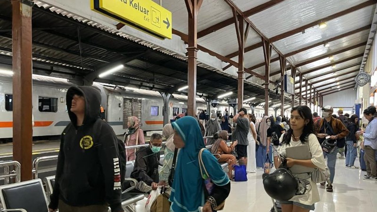 Lonjakan signifikan penumpang kereta api terjadi di Daop 9 Jember selama periode mudik Lebaran 2025, dengan puluhan ribu pemudik memadati stasiun-stasiun di wilayah tersebut.