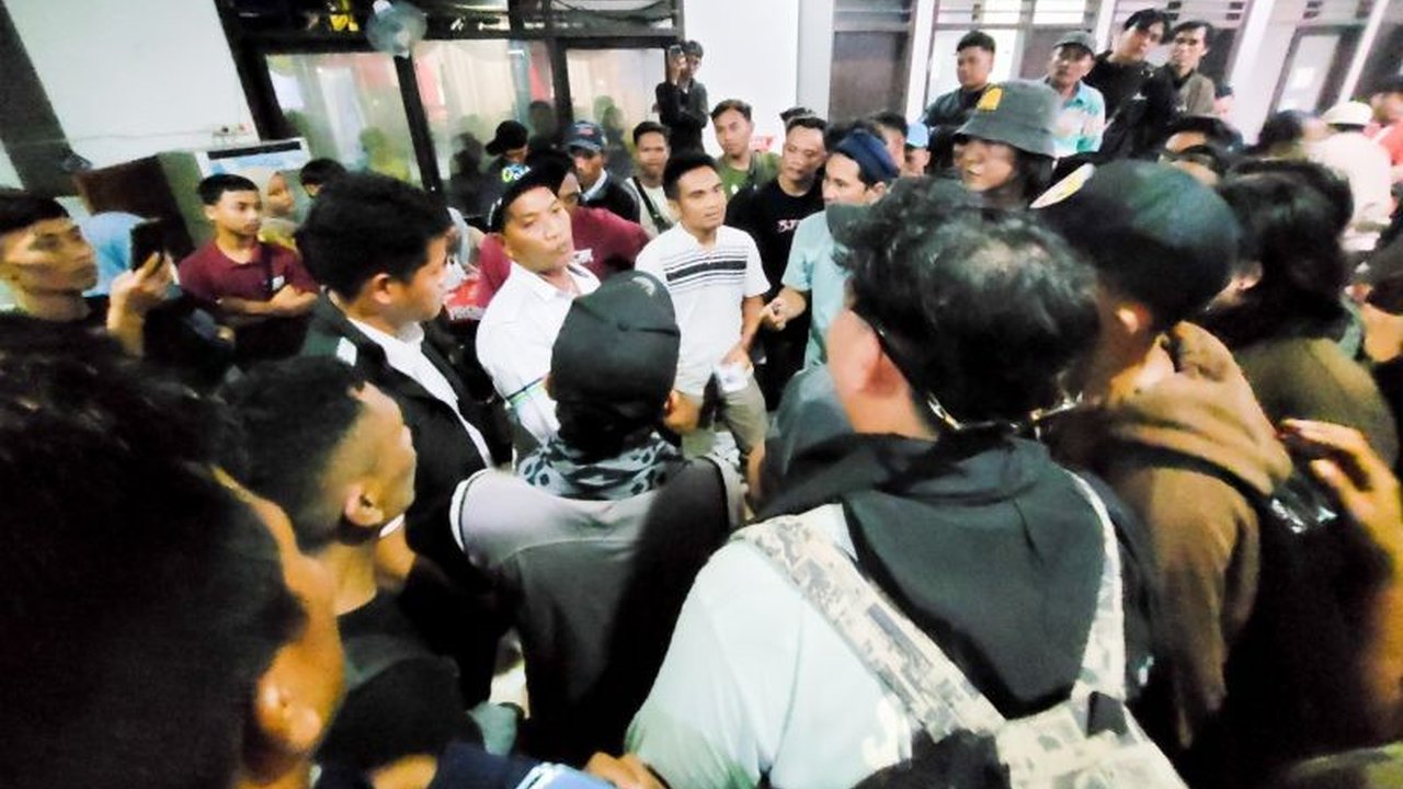 Kekecewaan puluhan pemudik di Pelabuhan Jangkar, Situbondo, memuncak setelah tiket kapal yang telah dibeli tak menjamin keberangkatan mereka, memicu cekcok dengan petugas ASDP.