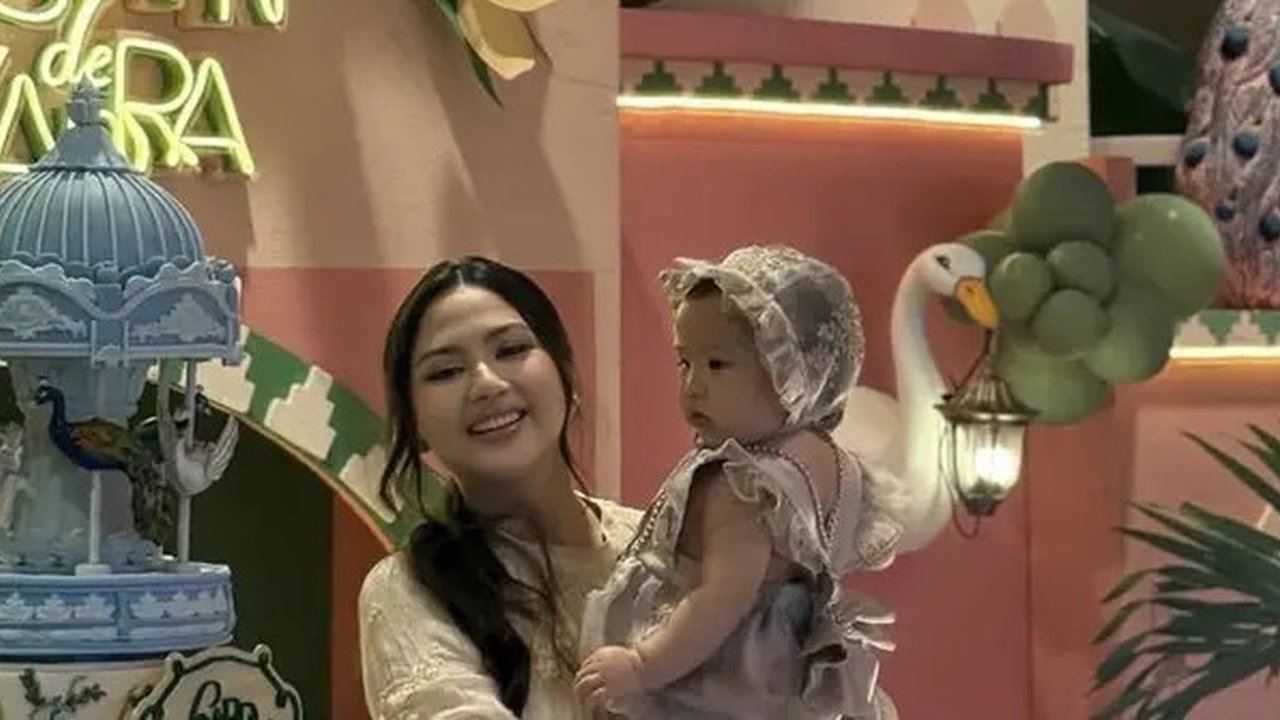 Gaya Jessica Mila Rayakan Ulang Tahun Pertama Putrinya. [@medinadinaaa]