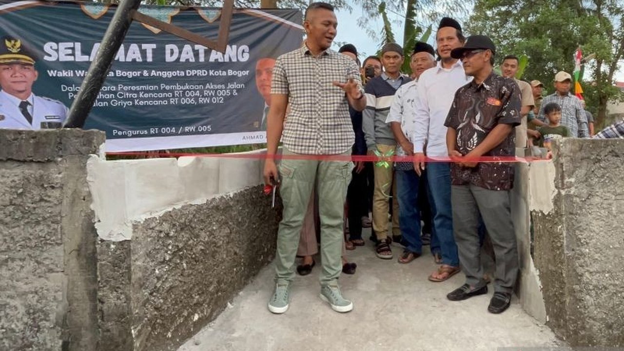Wakil Wali Kota Bogor meresmikan akses jalan baru di Tanahsareal, meningkatkan konektivitas dan perekonomian warga Perumahan Griya Kencana dan Citra Kencana.