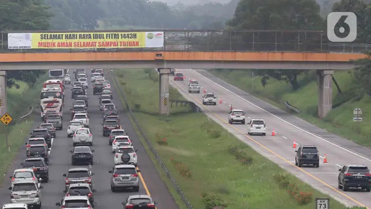 Sejumlah kendaraan melintas di jalan tol Cikopo - Palimanan KM 73, Purwakarta, Jawa Barat, Sabtu (30/4/2022). H-2 arus mudik Lebaran Idul Fitri 1443 H, ruas jalan Tol Trans Jawa kembali