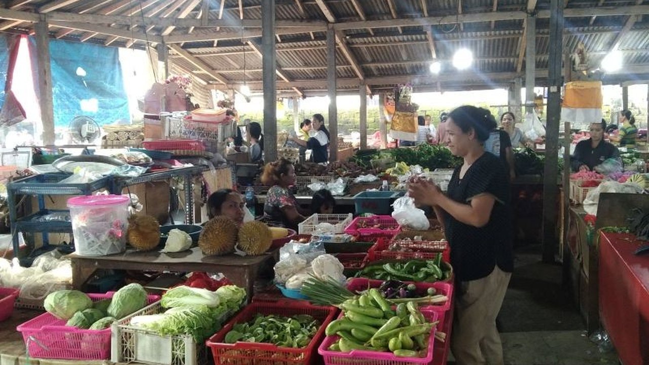 Harga cabai rawit merah di Bali melonjak hingga Rp130.000 per kilogram menjelang Nyepi dan Lebaran 2025 akibat cuaca buruk dan peningkatan permintaan.