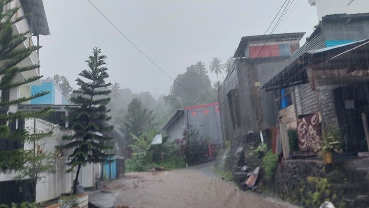 BMKG memperingatkan potensi hujan deras disertai kilat dan angin kencang di Maluku Utara pada 22-25 Maret 2025, mengancam bencana hidrometeorologi seperti banjir dan longsor.