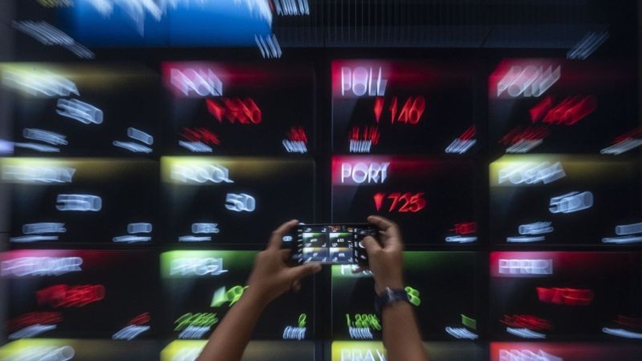 Indeks Harga Saham Gabungan (IHSG) Bursa Efek Indonesia (BEI) dibuka melemah 1,22 persen pada Jumat pagi, tercatat penurunan 81,10 poin.