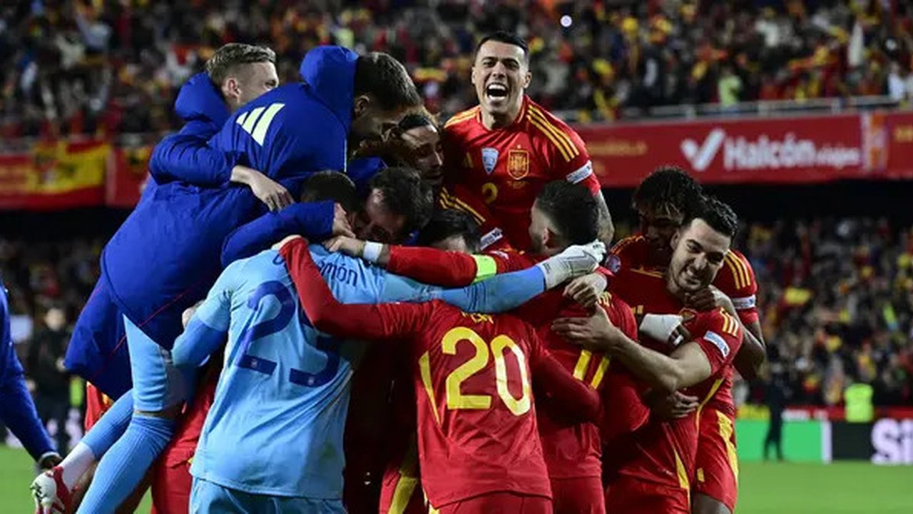 Selebrasi Timnas Spanyol saat menang adu penalti melawan Kroasia di leg 2 perempat final UEFA Nations League. (JOSE JORDAN / AFP)