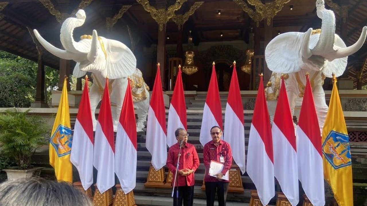 Gubernur Bali Wayan Koster memastikan retribusi wisatawan asing sebesar Rp318 miliar telah disalurkan ke desa adat untuk pelestarian budaya dan lingkungan, dengan target kenaikan hingga Rp50 miliar pada 2026.