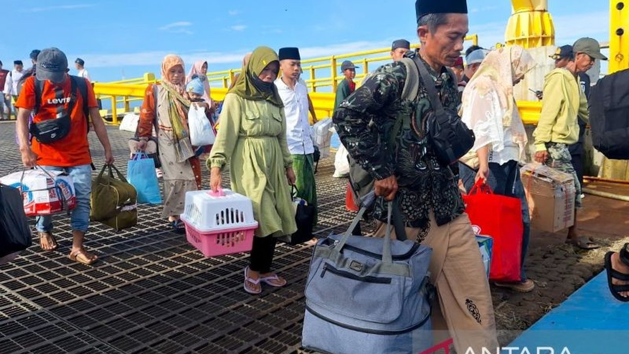 Tiga kapal feri melayani pemudik gratis dan reguler dari Situbondo ke Madura pada H-8 Lebaran 2025, dengan lonjakan penumpang menuju Pulau Raas.