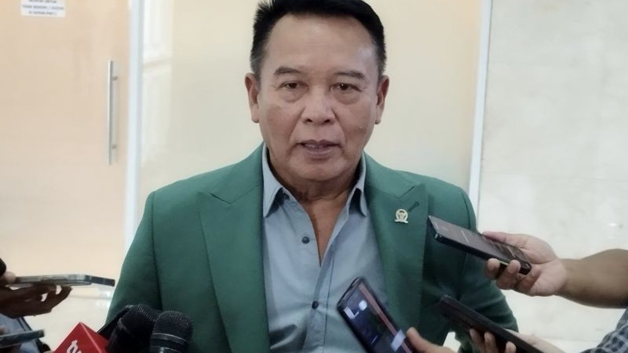 RUU tentang TNI mengatur usia pensiun perwira tinggi bintang 4 hingga maksimal 65 tahun, dengan perpanjangan dua tahun jika dibutuhkan negara, seperti pada masa pemilu.