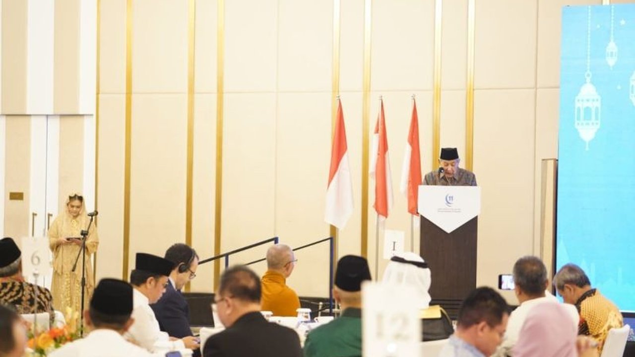 Pendiri Majelis Hukama Muslimin (MHM), Quraish Shihab, menekankan peran krusial pemuka agama dalam membimbing masyarakat menuju kehidupan yang toleran dan saling memanusiakan.