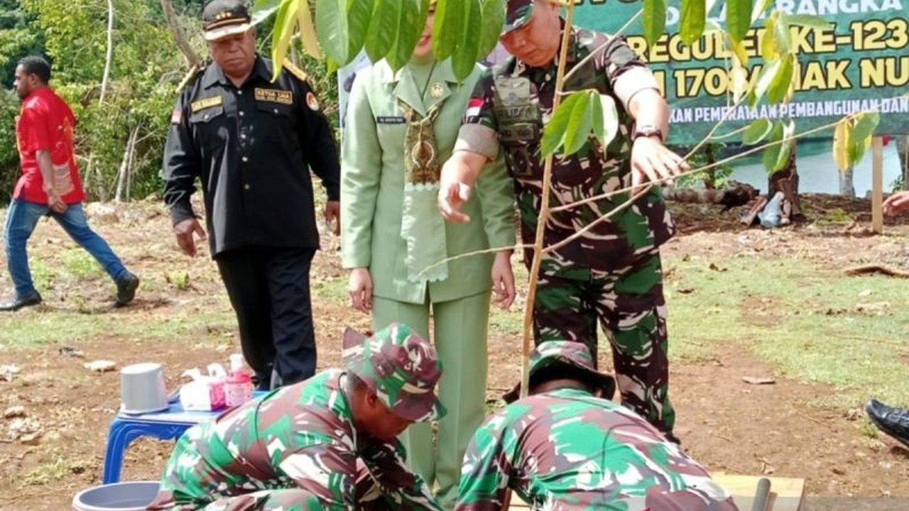 Ketua LMA Biak Numfor meminta pelaku usaha Orang Asli Papua (OAP) dilibatkan dalam penyediaan menu program Makan Bergizi Gratis (MBG) untuk 43.000 siswa di Kabupaten Biak Numfor, Papua, guna mendukung tumbuh kembang anak yang sehat dan cerdas.