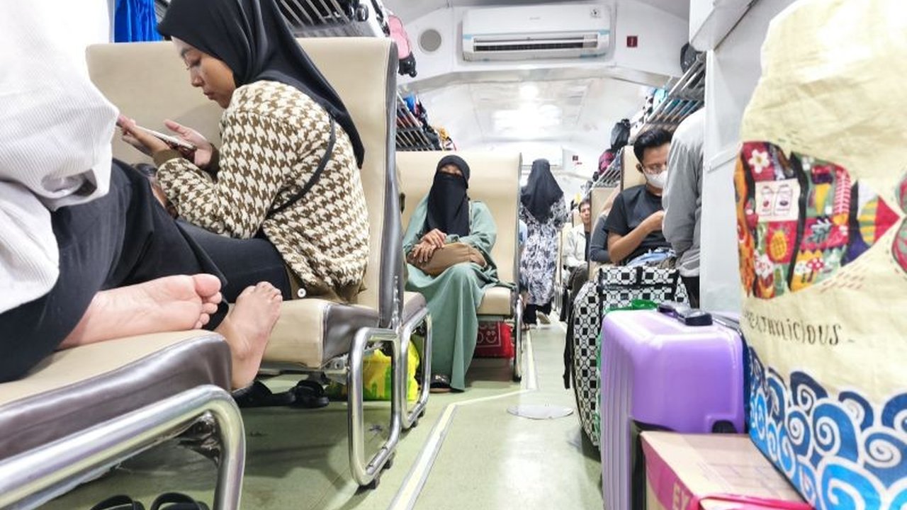 PT KAI Divre IV Tanjungkarang melaporkan penjualan tiket kereta api untuk Lebaran 2025 telah mencapai 72 persen, dengan peningkatan jumlah tempat duduk dibandingkan tahun lalu.