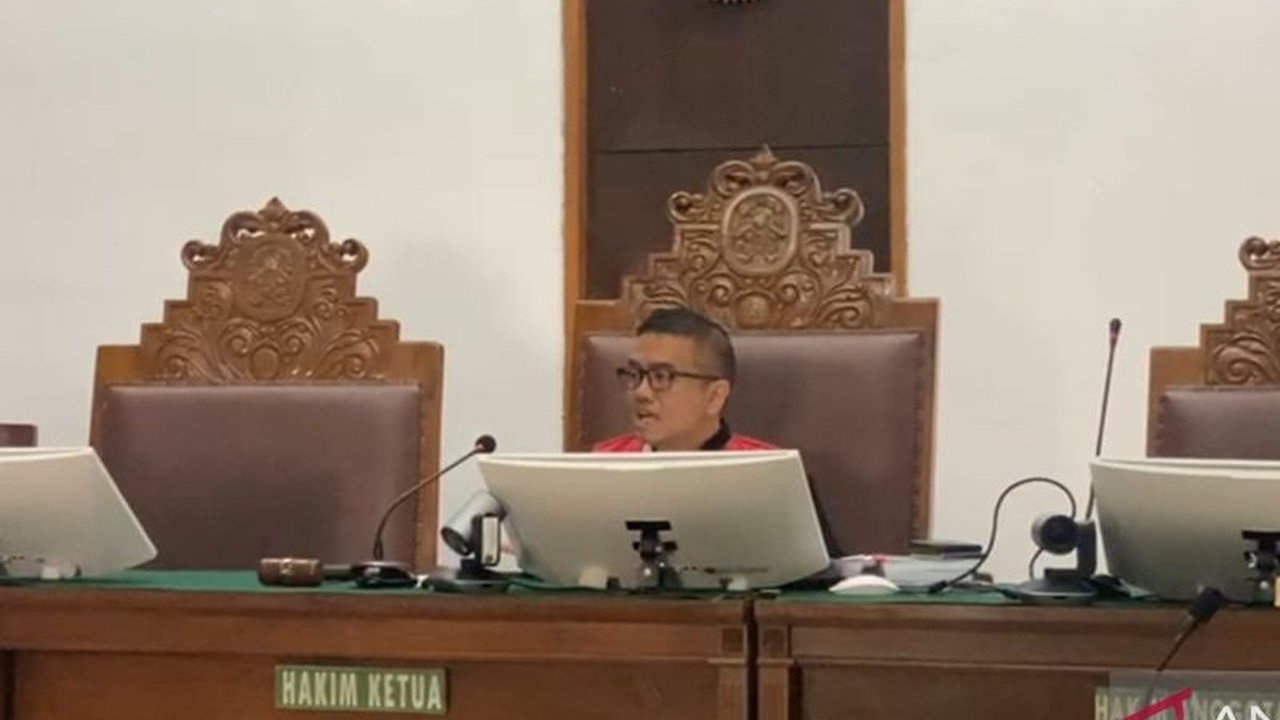 Pengadilan Negeri Jakarta Selatan menunda sidang praperadilan staf Hasto Kristiyanto terkait penggeledahan KPK, sidang akan digelar pada 8 April mendatang.