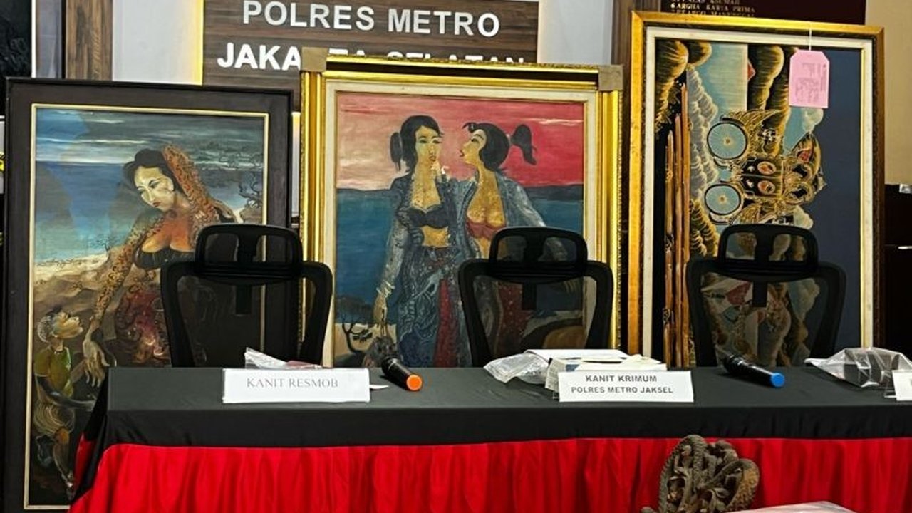 Seorang asisten rumah tangga (ART) di Jakarta Selatan ditangkap karena mencuri barang antik majikannya senilai puluhan juta rupiah dan terancam hukuman 7 tahun penjara.