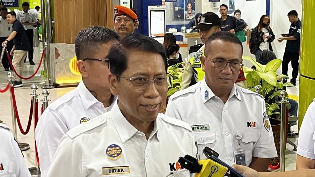 Jelang Lebaran 2025, Stasiun Gambir Jakarta telah memberangkatkan 12 ribu pemudik pada H-7, dengan lonjakan penumpang diprediksi terjadi pada puncak arus mudik.