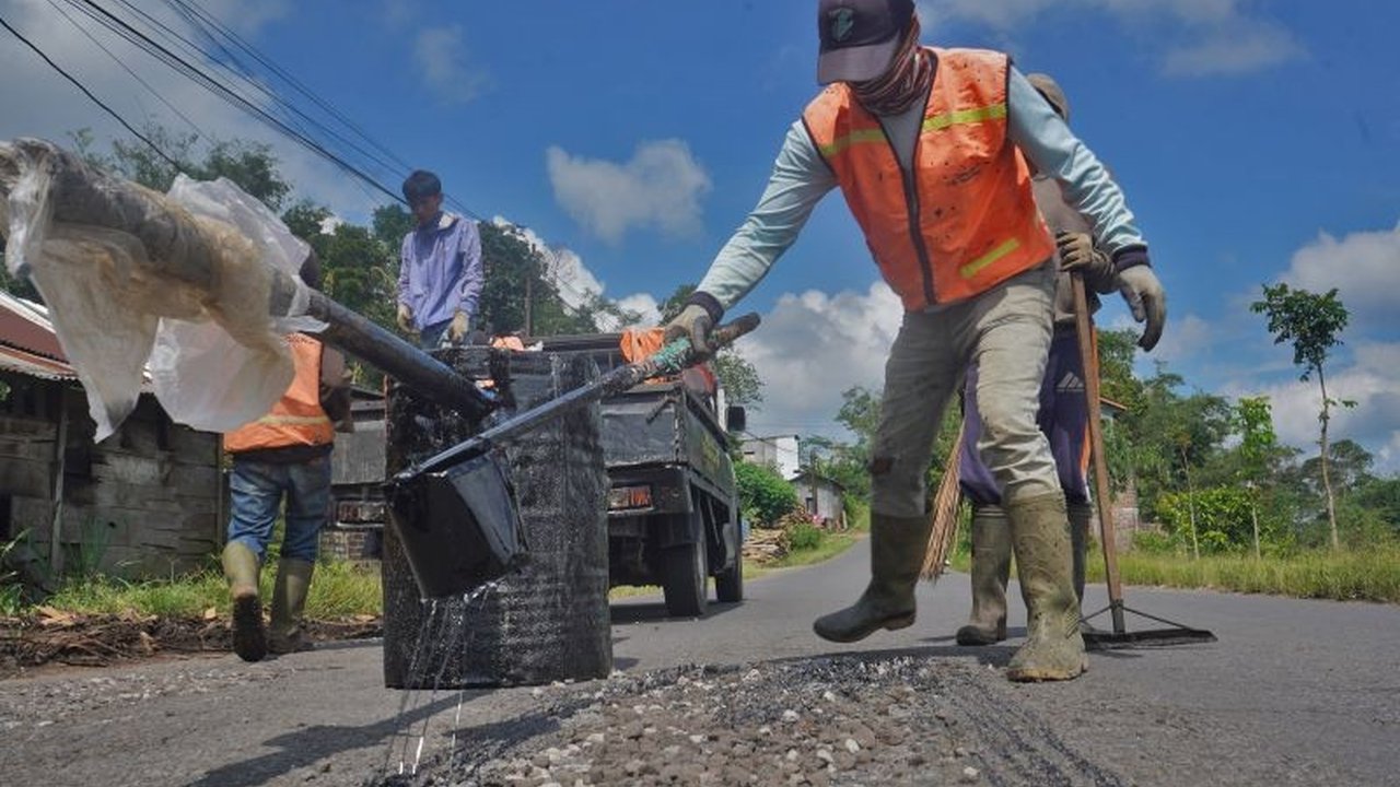 Dinas PUPR Temanggung menyiapkan jalur alternatif di Jalan Nasional Temanggung-Wonosobo untuk mengantisipasi longsor susulan di Catgawen, Parakan, guna memastikan kelancaran arus mudik Lebaran 2025.