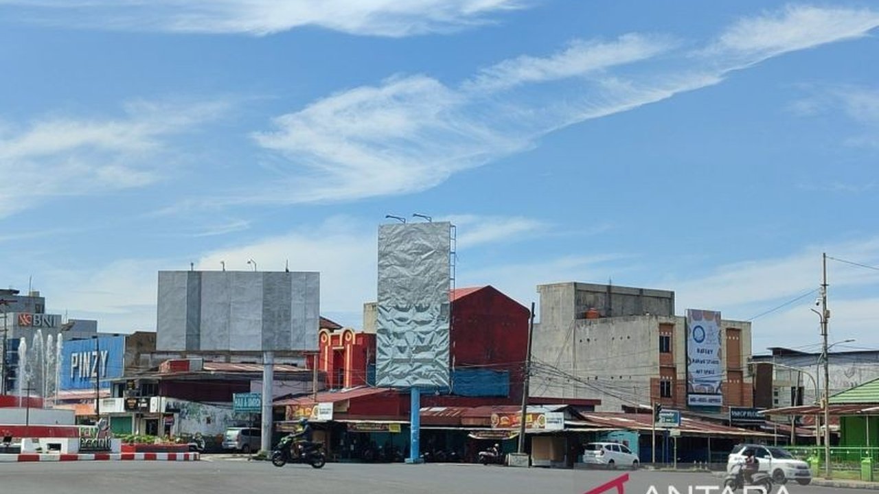 Pemerintah Kota Bengkulu menertibkan tiang dan baliho ilegal di Bundaran Fatmawati untuk menjaga keindahan kota dan ketertiban periklanan.