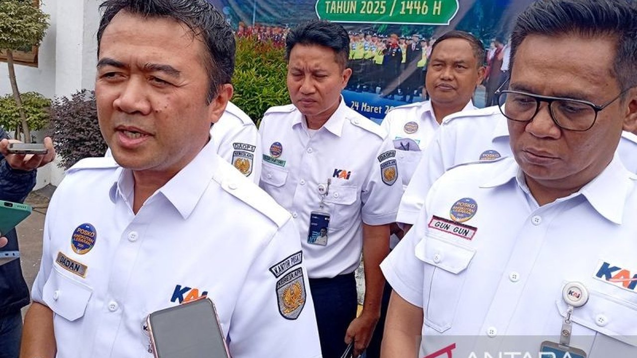 PT KAI (Persero) memastikan keamanan dan kenyamanan penumpang kereta api selama Angkutan Lebaran 2025 dengan berbagai persiapan, termasuk pemeriksaan sarana prasarana dan penambahan personel keamanan.