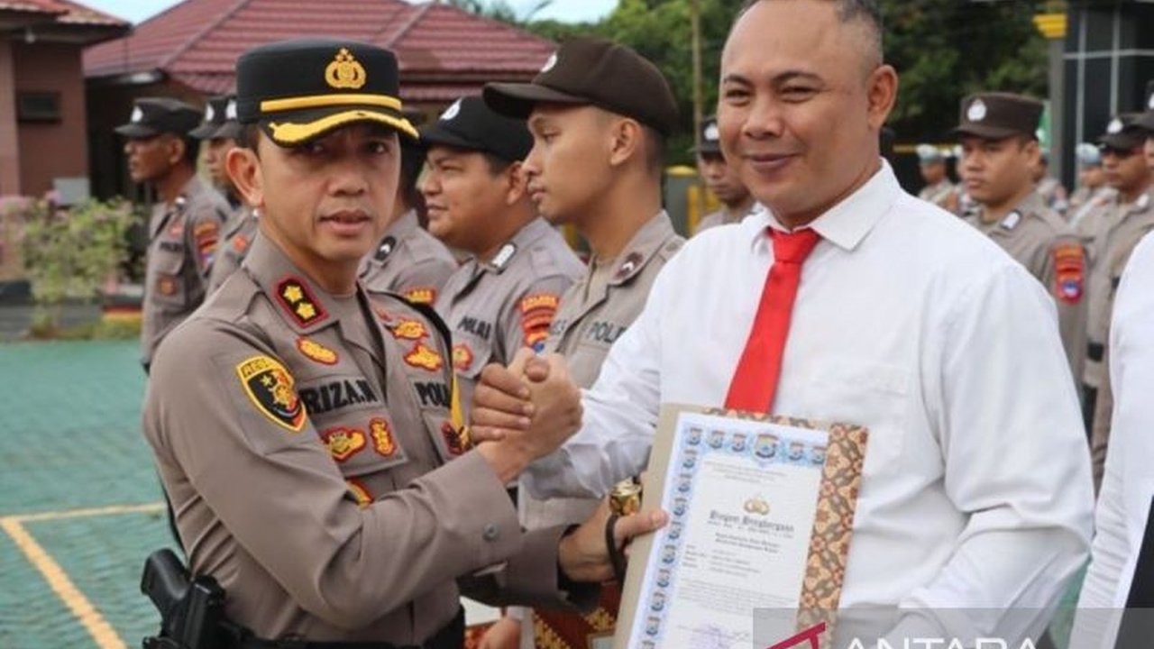 Kapolres Balangan, AKBP Riza Muttaqin, memberikan penghargaan kepada 53 personel berprestasi di berbagai bidang,  meliputi pengungkapan kasus narkoba, peningkatan ketahanan pangan, dan implementasi program digital.