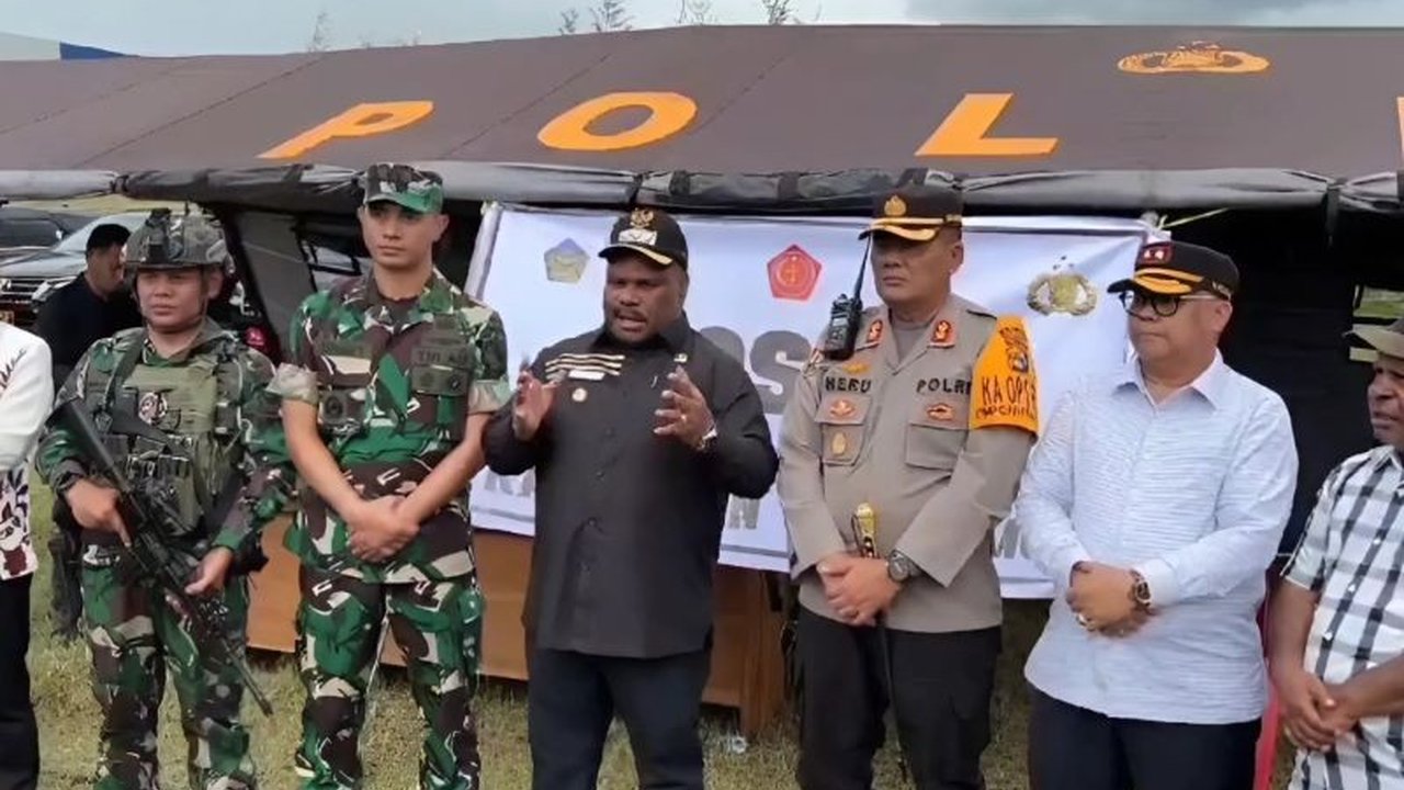 Bupati Yahukimo, Didimus Yahuli, secara tegas membantah isu yang beredar tentang keterlibatan TNI/Polri sebagai guru dan tenaga kesehatan di Distrik Anggruk, menegaskan proses rekrutmen yang transparan dan terbuka.