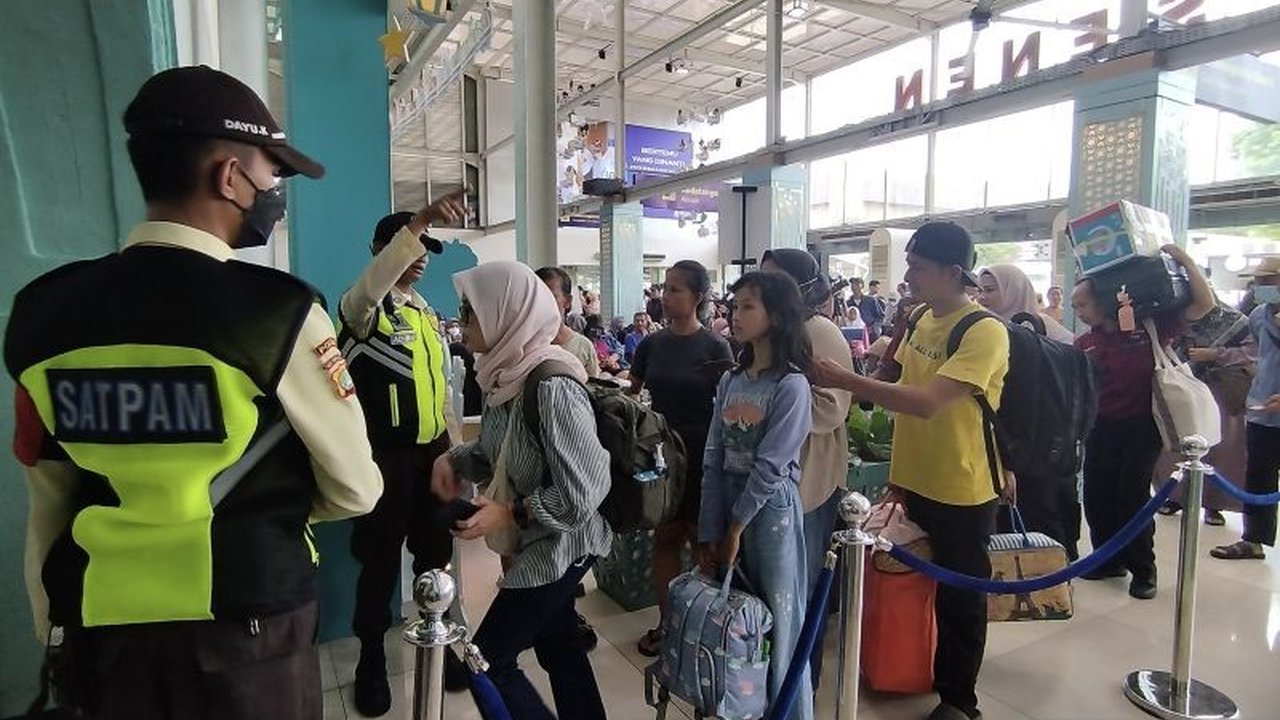 Jelang Lebaran 2025, Stasiun Senen dipadati pemudik yang memanfaatkan libur awal untuk pulang kampung, menggunakan kereta api seperti KA Blambangan Ekspres dan KA Bangunkarta.