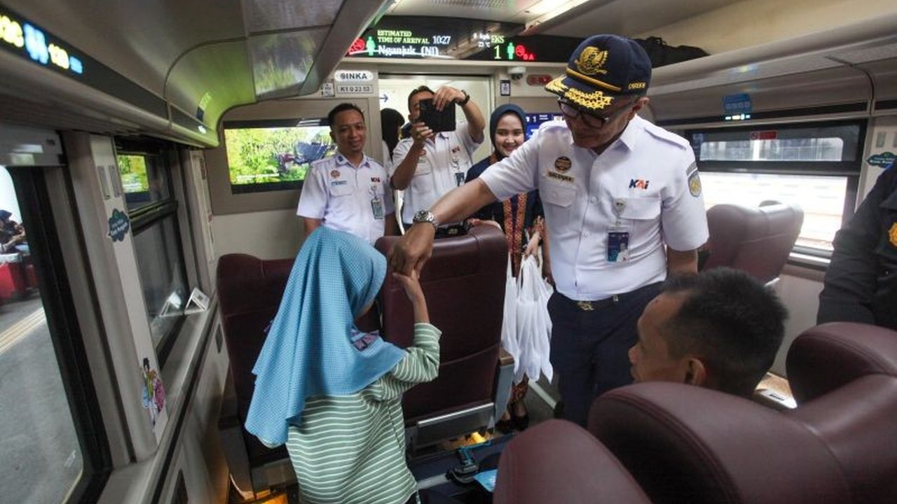 PT Kereta Api Indonesia (KAI) menerapkan tiga prinsip utama: keselamatan, keamanan, dan kenyamanan, dengan peningkatan infrastruktur dan teknologi untuk angkutan Lebaran 2025.