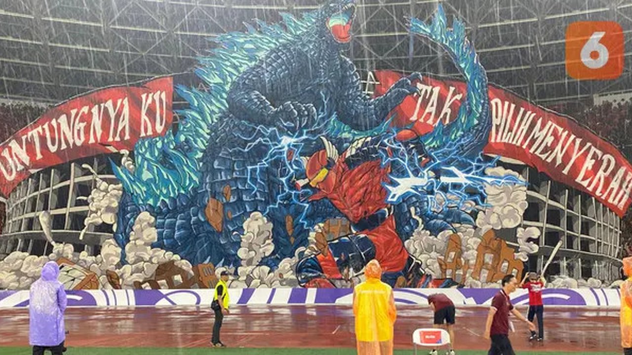 Koreografi raksasa dari suporter La Grande bergambar raksasa bergambarkan pertarungan antara Gundala dan Godzilla, serta tulisan 