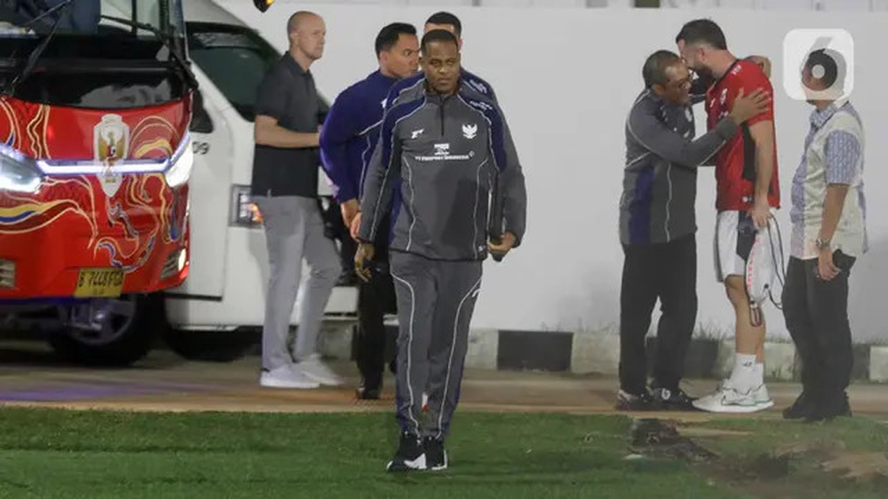 Pelatih Timnas Indonesia Patrick Kluivert terus berupaya mematangkan persiapan sebelum menghadapi Bahrain. (Liputan6.com/Herman Zakharia)