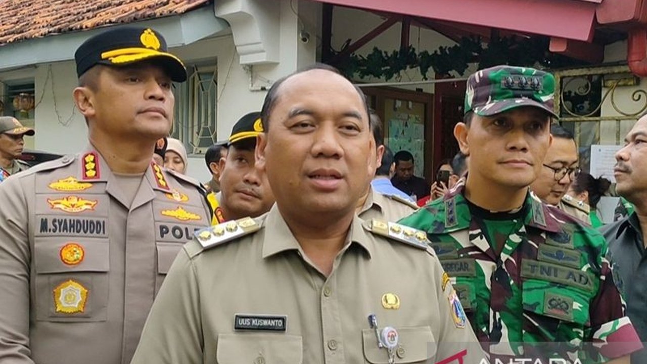 Wali Kota Jakarta Barat mengimbau warga untuk tidak membuang sampah ke saluran air guna mencegah kerusakan pompa dan genangan air saat musim hujan.