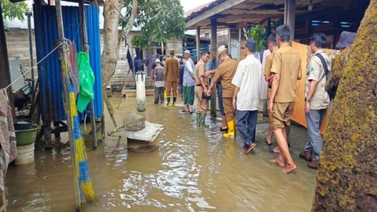Bupati Hulu Sungai Utara (HSU), Kalimantan Selatan, Sahrujani, menginisiasi pembangunan siring untuk mencegah banjir di Desa Hulu Pasar dan jalan alternatif di Desa Manarap guna mengurangi kemacetan.