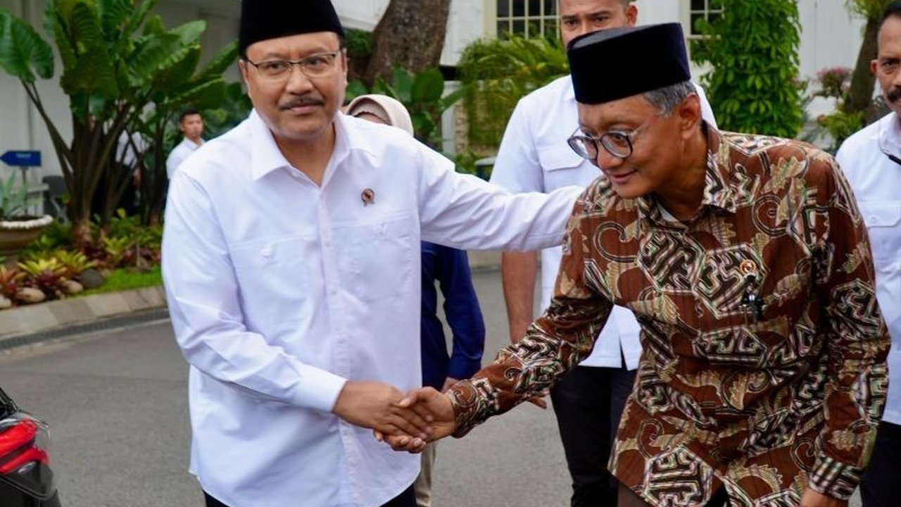 Menteri Sosial (Mensos) Saifullah Yusuf mengungkapkan opsi guru untuk Sekolah Rakyat, kurikulum yang telah matang, dan rencana melibatkan swasta dalam pembangunan sarana prasarana.