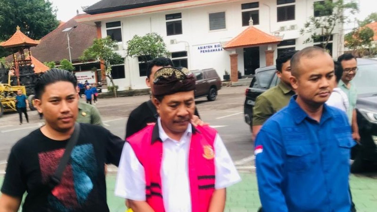 Kepala Dinas DPMPTSP Buleleng diduga telah melakukan pungutan liar puluhan juta rupiah per izin pembangunan rumah subsidi, merugikan masyarakat berpenghasilan rendah.