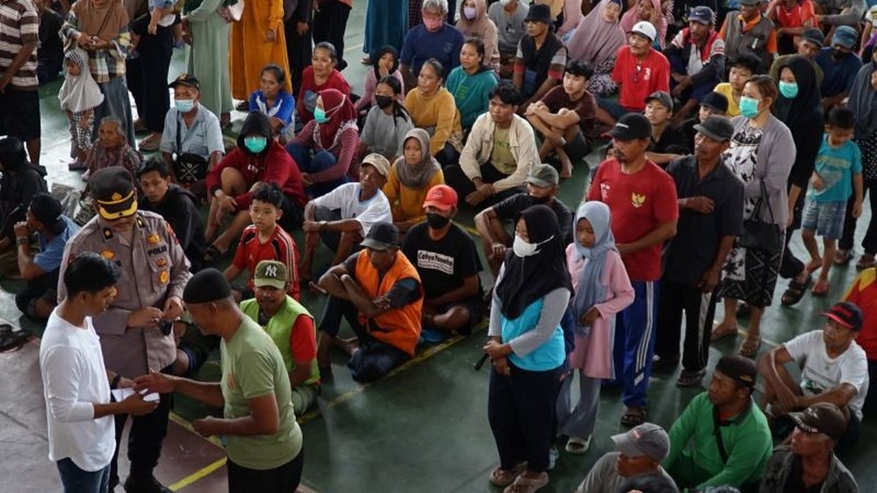 Polres Tulungagung mengerahkan 50 personel untuk mengamankan penyaluran zakat mal dari pengusaha Muslim yang mencapai 3.000 penerima, termasuk bantuan kemanusiaan ke Palestina dan rencana bantuan ke Mesir.