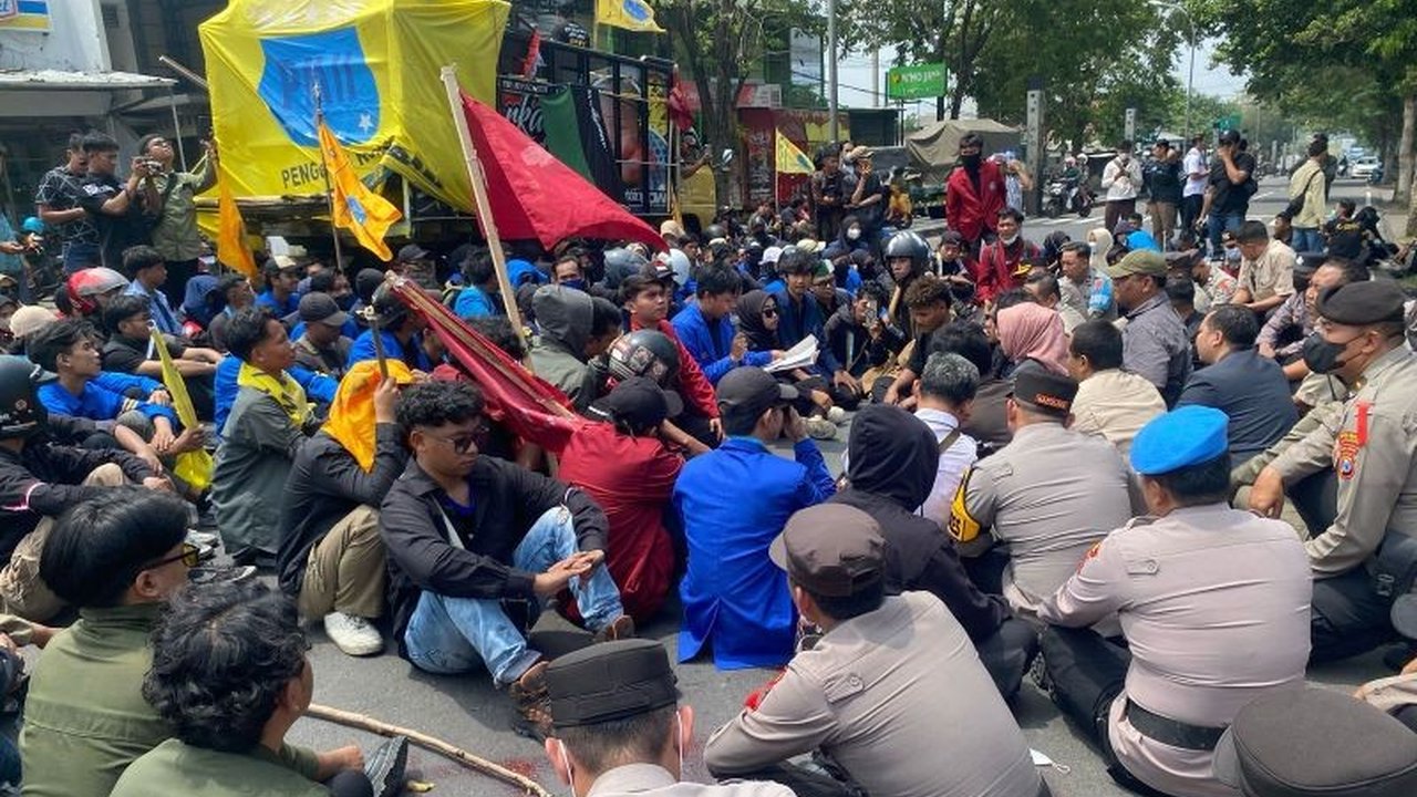 Aksi demonstrasi mahasiswa di DPRD Lumajang menolak UU TNI berujung pada dua mahasiswa terluka akibat dugaan kekerasan aparat keamanan, memicu tuntutan pencabutan UU dan investigasi.