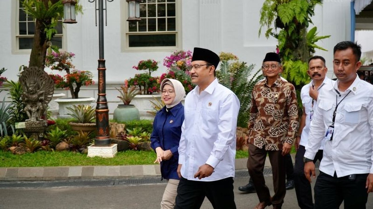 Menteri Sosial Saifullah Yusuf mengungkapkan dua opsi penempatan guru di Sekolah Rakyat: penugasan ASN atau guru bersertifikat profesi, dengan 53 sekolah siap beroperasi pada 2025-2026.