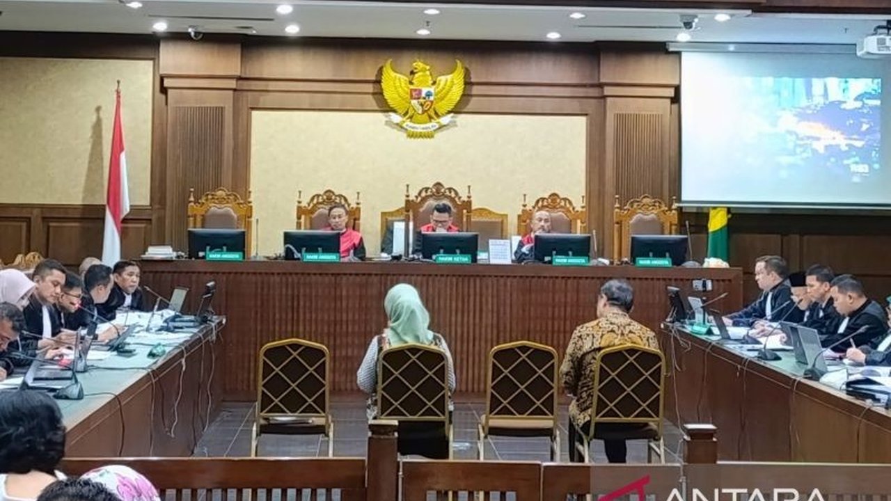 Sidang kasus korupsi impor gula mengungkapkan adanya tekanan terhadap saksi untuk membuat surat tugas impor gula bagi Inkopkar, meskipun bukan wewenangnya, yang diduga merugikan negara hingga Rp578,1 miliar.