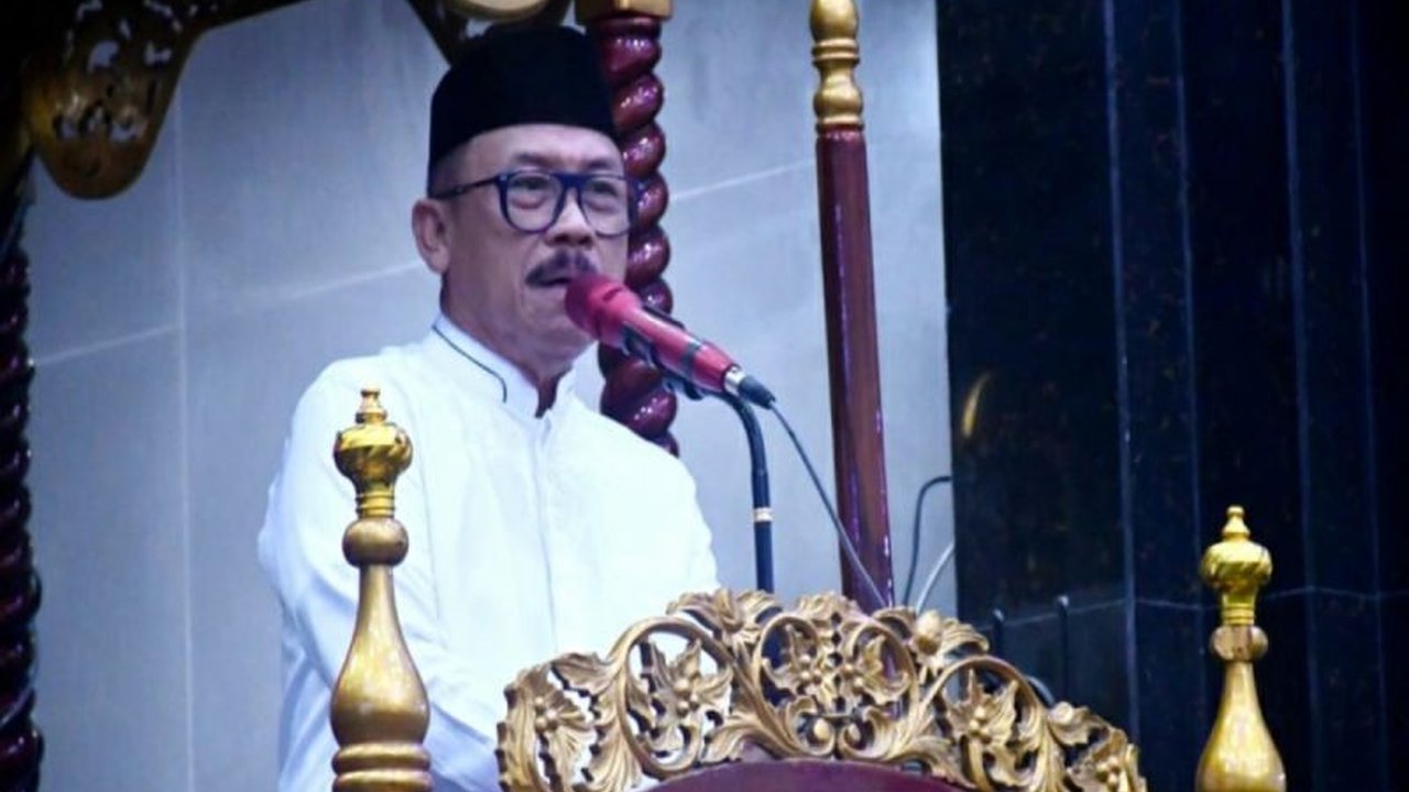Pemerintah Kabupaten Mamuju Tengah mengalokasikan Rp48 miliar untuk perbaikan infrastruktur jalan yang rusak dan berencana pelebaran jalan hingga 15 meter pada tahun 2025, serta mendapat dukungan penuh dari Pemprov Sulbar.
