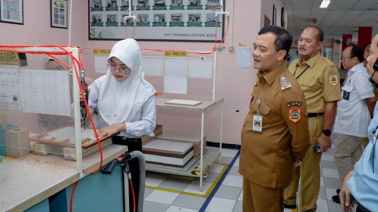 Gubernur Jawa Tengah, Ahmad Luthfi, melakukan pengecekan kepatuhan perusahaan dalam pembayaran THR dan memastikan hak karyawan terpenuhi, dengan menindaklanjuti aduan yang masuk.