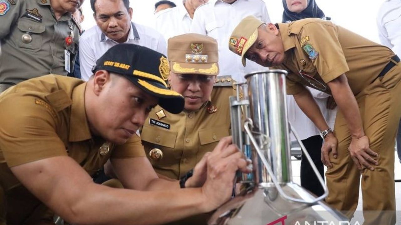 Wali Kota Bekasi, Tri Adhianto, menginspeksi SPBU untuk memastikan kesiapan pelayanan BBM bagi pemudik Lebaran 1446 H, mengecek akurasi alat ukur, dan ketersediaan bahan bakar.