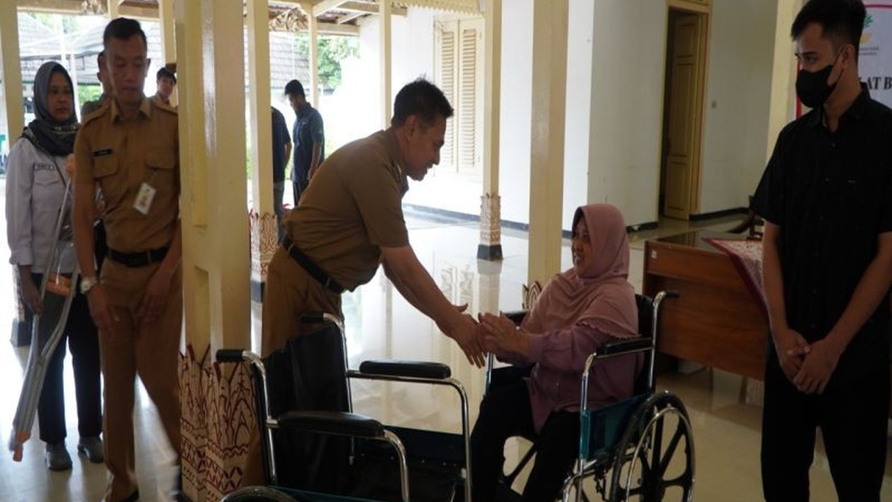 Pemerintah Kabupaten Gunungkidul menyalurkan bantuan sosial berupa alat bantu disabilitas, sembako, dan modal usaha untuk meningkatkan kesejahteraan masyarakat, khususnya penyandang disabilitas.
