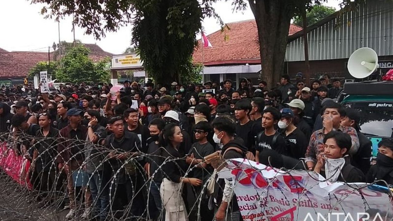 Aksi demonstrasi ratusan aktivis di Jember menolak UU TNI baru yang dinilai cacat dan berpotensi mengancam demokrasi,  mendesak revisi UU dan transparansi pemerintah.