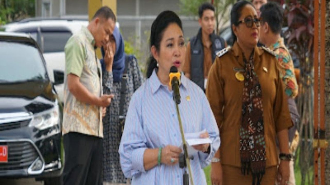 Ketua Komisi IV DPR RI, Siti Hediati Hariyadi, menyerahkan bantuan alat dan mesin pertanian (alsintan) senilai miliaran rupiah kepada 40 kelompok tani di Gunungkidul untuk meningkatkan produktivitas dan kesejahteraan petani.