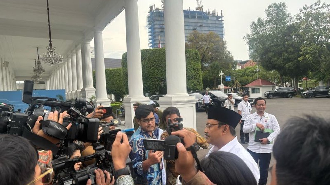 Presiden Prabowo Subianto memimpin rapat membahas percepatan pembangunan Sekolah Rakyat, menargetkan 200 sekolah baru tahun ini dan memastikan setiap kabupaten memiliki setidaknya satu sekolah pada 2029.