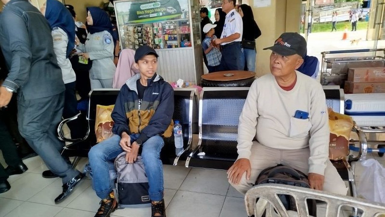 Pemerintah Provinsi Jambi membagikan bingkisan Lebaran kepada penumpang di Terminal Alam Barajo, Kota Jambi, sebagai wujud kepedulian menjelang mudik Lebaran, disambut antusias para pemudik.