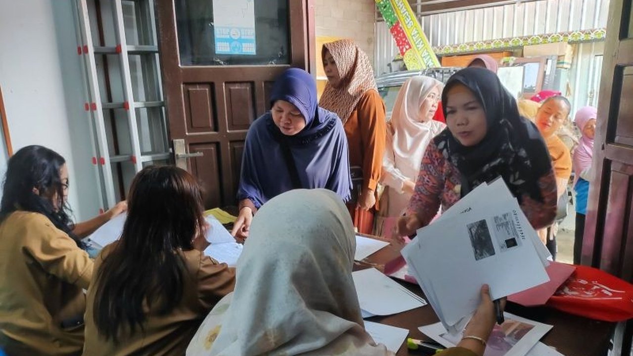 Pemerintah Kota Palangka Raya menyalurkan bantuan usaha produktif senilai Rp2,5 juta per penerima untuk 1.000 pelaku UMKM, dengan ratusan pendaftar membanjiri program BPUM pada hari pertama.