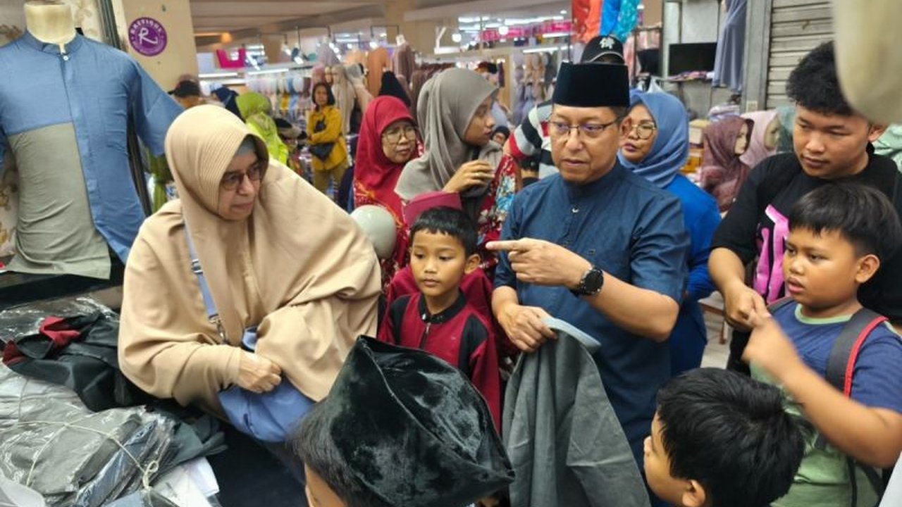 Anggota DPRD DKI Jakarta Berbagi Kebahagiaan, Belanja Baju Baru untuk Anak Yatim dan Dhuafa