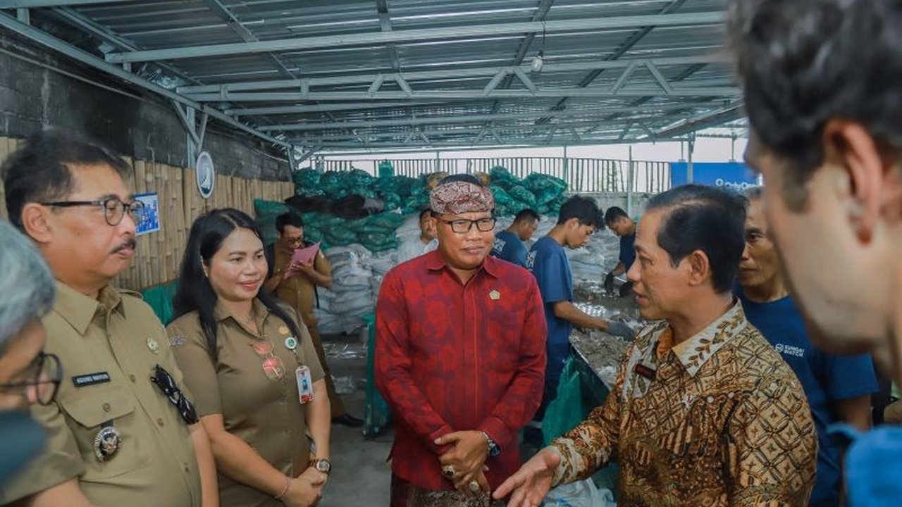 Menteri Lingkungan Hidup meninjau Sungai Watch di Bali untuk mengidentifikasi produk-produk yang paling banyak mencemari sungai guna menyusun kebijakan Extended Producer Responsibility (EPR).