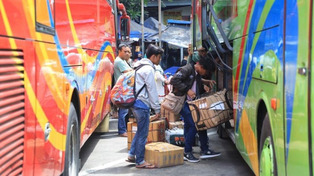 Meningkatnya jumlah penumpang di Terminal Poris Plawad, Tangerang, menandai dimulainya arus mudik Lebaran 2025, dengan peningkatan signifikan pada perjalanan malam hari dan berbagai persiapan keamanan telah dilakukan.