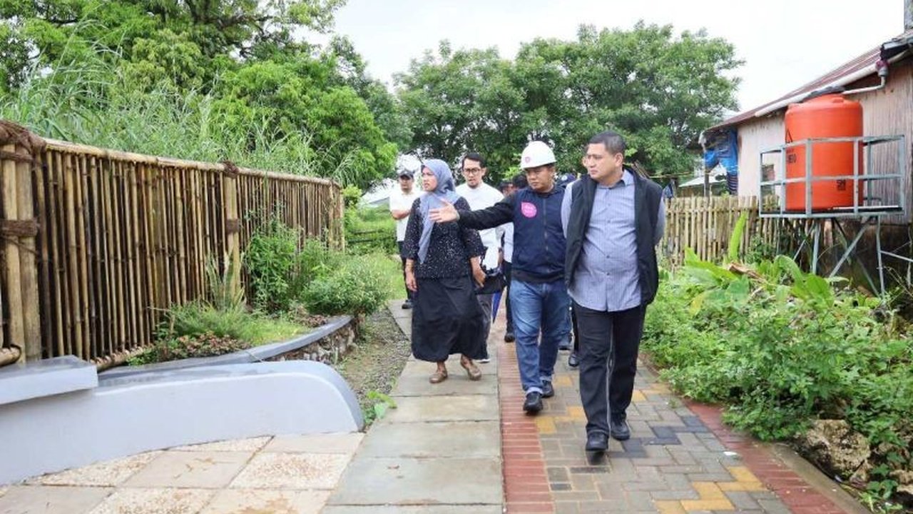Wali Kota Makassar, Munafri Arifuddin, mengunjungi proyek RISE di Kampung Bonelengga dan memberikan apresiasi tinggi atas solusi sanitasi berkelanjutan berbasis alam yang diterapkan.