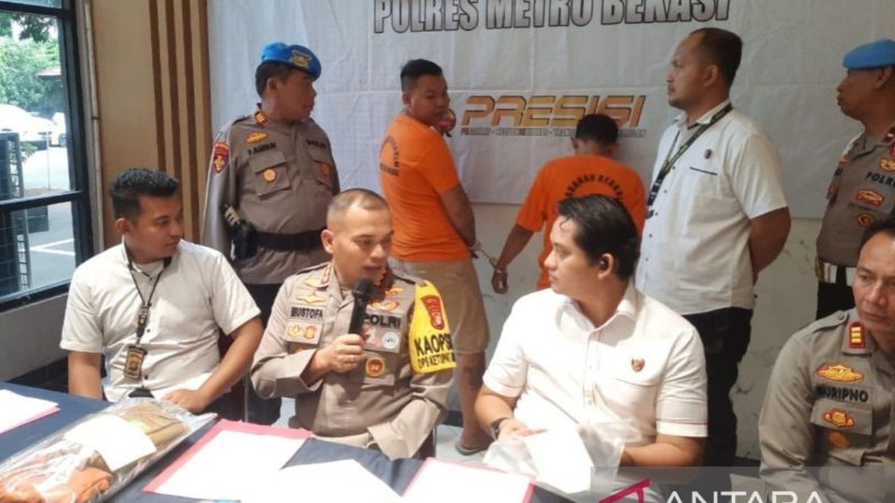 Polisi menangkap dua pria yang mengaku sebagai petugas Pemda Kabupaten Bekasi karena memeras pedagang Pasar Induk Cibitung dengan meminta THR menjelang Lebaran; dua pelaku lain masih diburu.