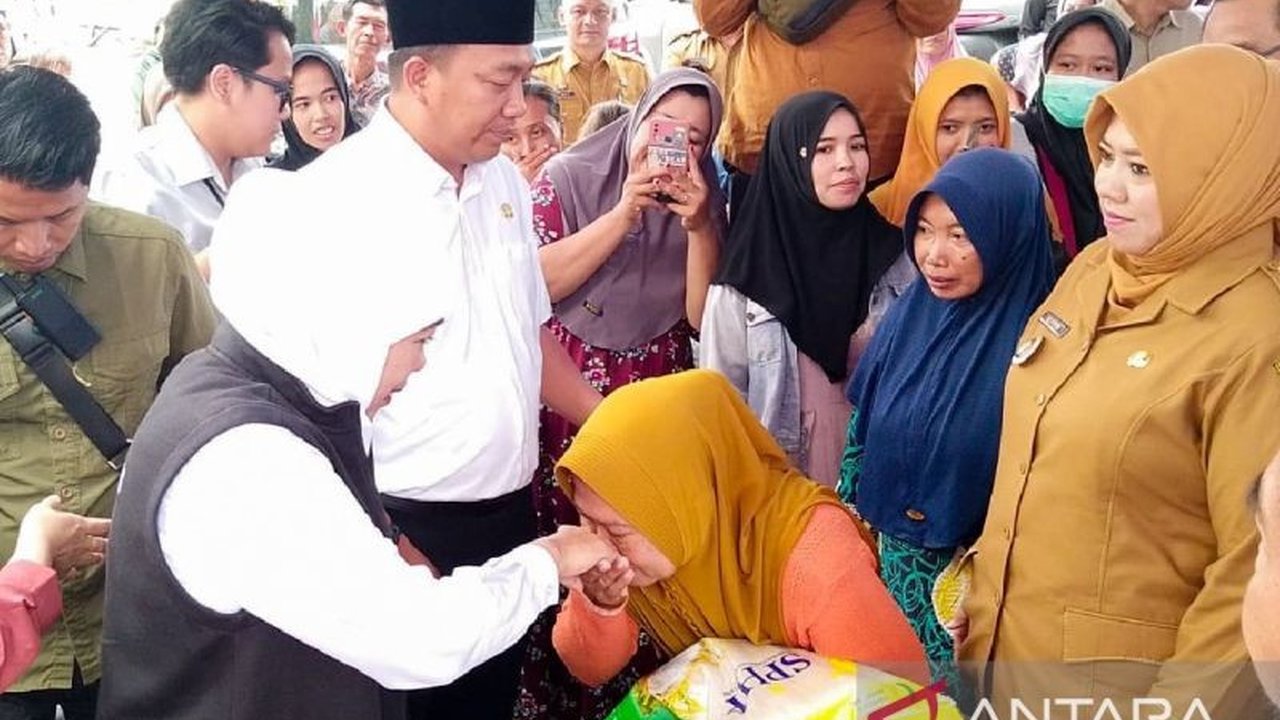Gubernur Jawa Timur, Khofifah Indar Parawansa, meninjau pasar pangan murah di Situbondo untuk memastikan keterjangkauan harga bahan pokok bagi masyarakat selama Ramadhan dan menjelang Lebaran.